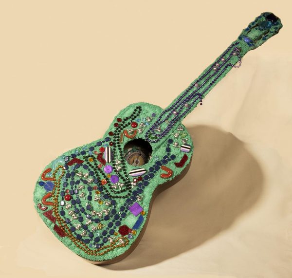 Guitarra verde con piedras - Marta Soriano | EcoArt