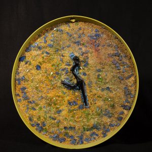 Mujer de Murano Cuadro de ECOART elaborado con cristal de Murano y vidrios triturados de colores sobre bandeja recuperada- マルタ・ソリアーノ | エコアート