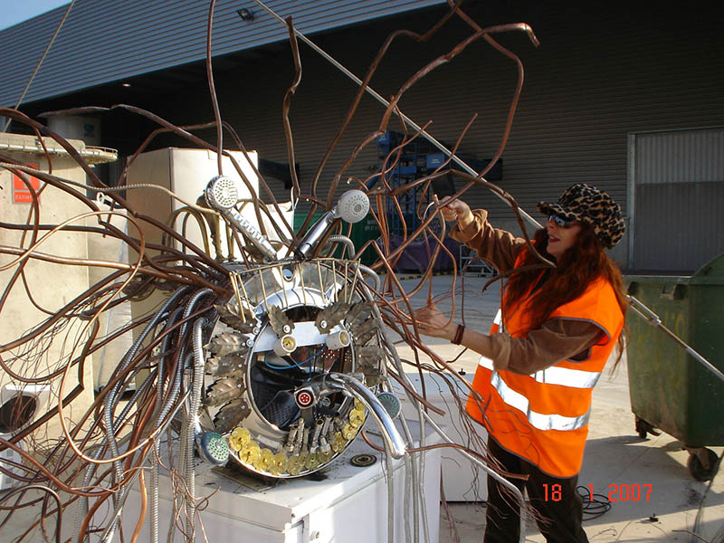 cabeza robot escultura con materiales reciclados de metal - Marta Soriano | EcoArt